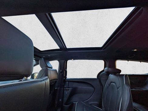 Used 2025 Chrysler Pacifica Limited image 20