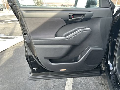 Used 2021 Toyota Highlander LE image 14