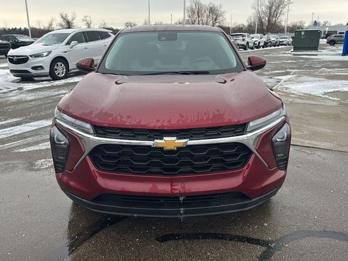 Used 2025 Chevrolet Trax LS w/ LS Convenience Package image 9