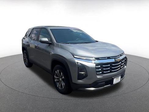 Used 2025 Chevrolet Equinox LT FWD image 3