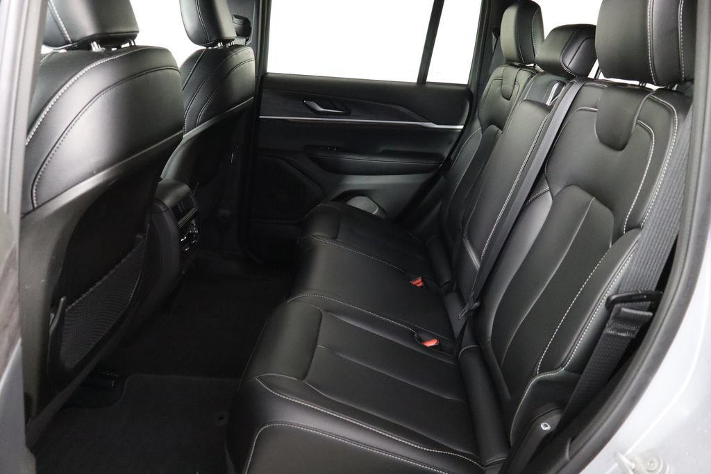 Used 2025 Jeep Grand Cherokee Limited AWD/4WD image 17