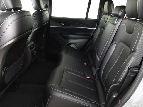 Used 2025 Jeep Grand Cherokee Limited AWD/4WD image 17