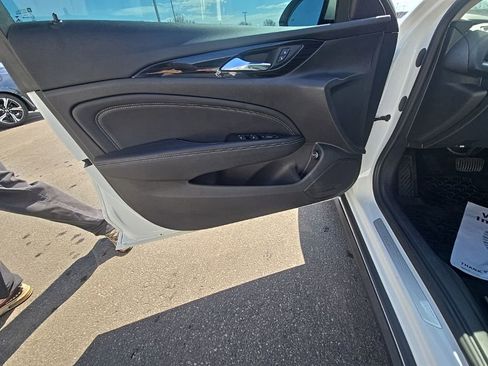 Used 2018 Buick Regal Essence w/ Driver Confidence Package #1 AWD/4WD image 12