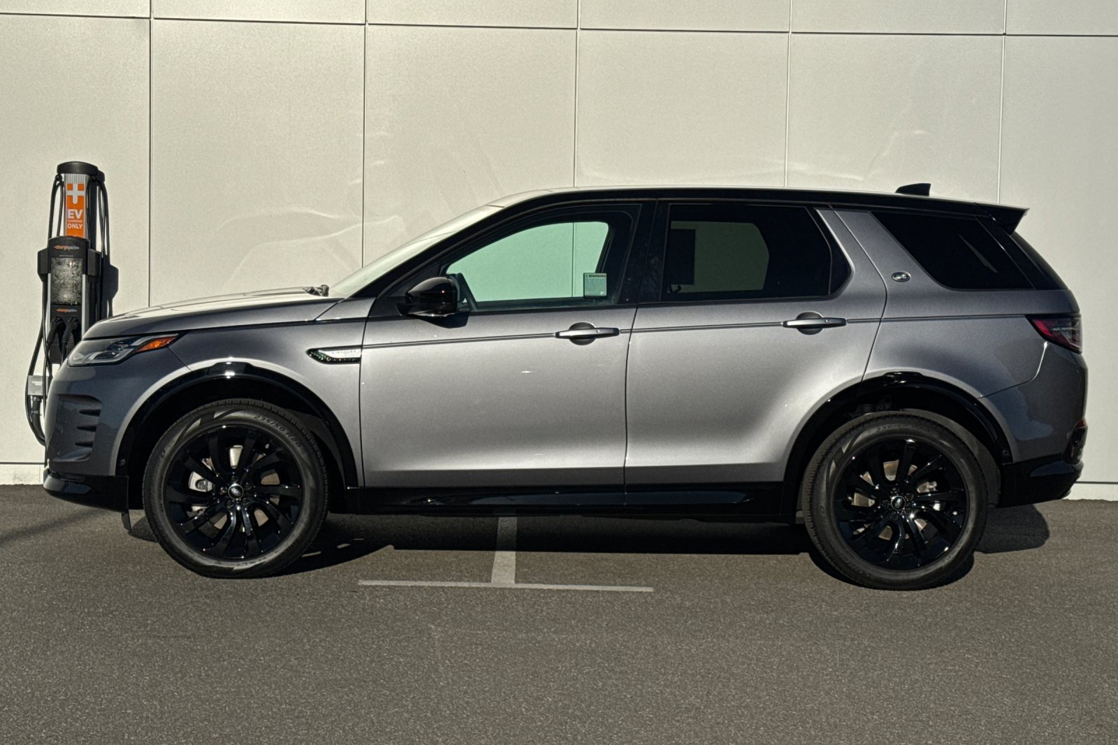 Used 2025 Land Rover Discovery Sport Dynamic SE AWD/4WD image 2