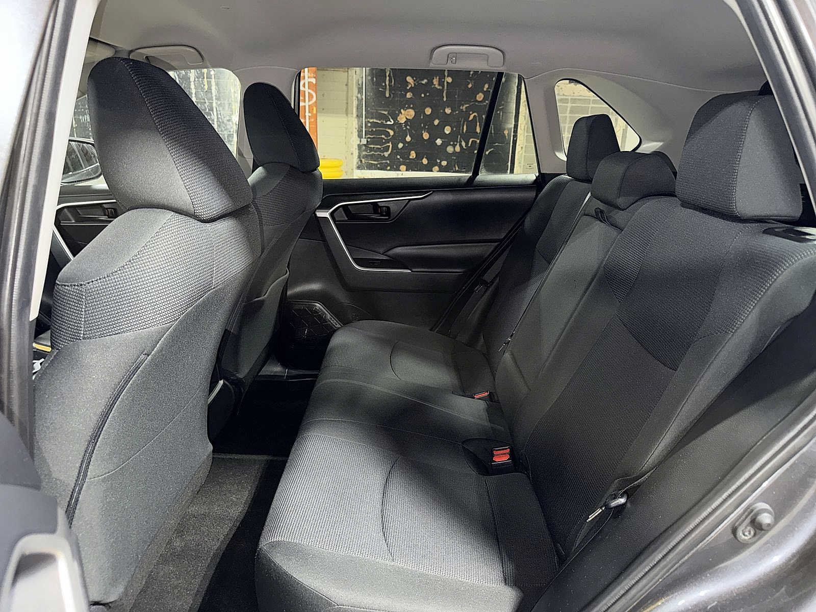 Used 2019 Toyota RAV4 LE AWD/4WD image 17