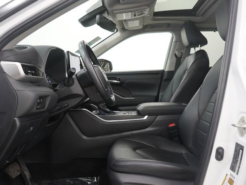Used 2024 Toyota Highlander XLE image 25