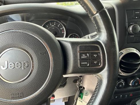 Used 2016 Jeep Wrangler Rubicon w/ Power Convenience Group AWD/4WD image 28