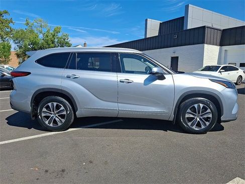 Certified 2022 Toyota Highlander XLE image 7