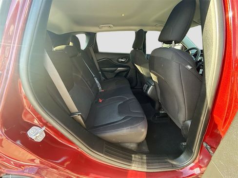 Used 2021 Jeep Cherokee Latitude w/ Mopar Interior Package image 25