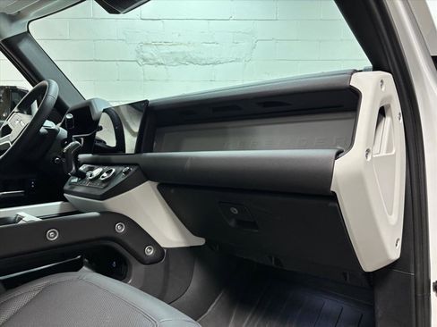 Used 2025 Land Rover Defender 110 S image 31