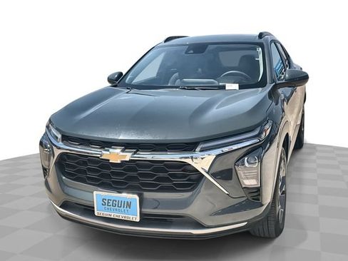 Used 2025 Chevrolet Trax LT FWD image 1