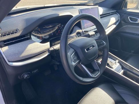 Used 2024 Jeep Compass Latitude image 17