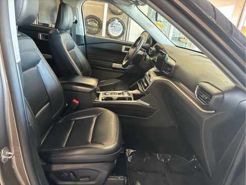 Used 2021 Ford Explorer XLT w/ Equipment Group 202A AWD/4WD image 39