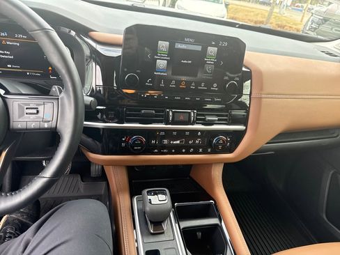 Certified 2025 Nissan Pathfinder Platinum image 18