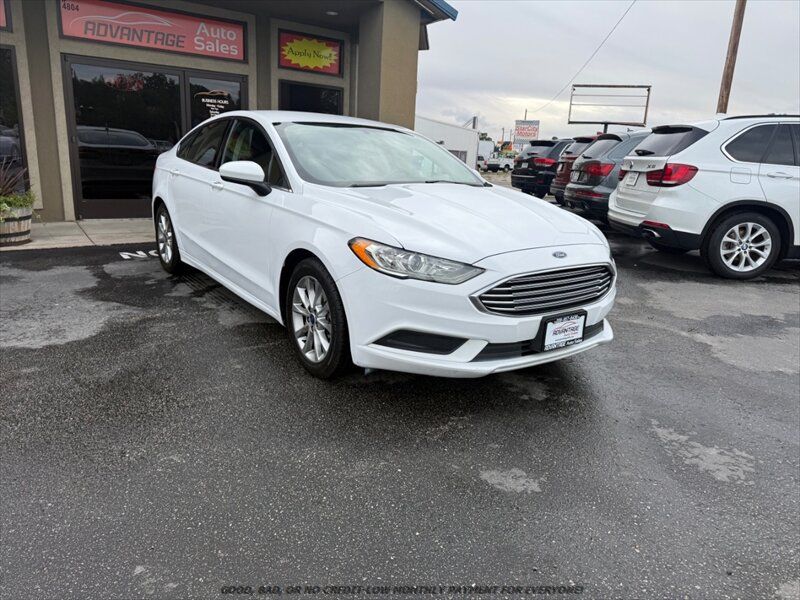 Used 2017 Ford Fusion SE w/ Fusion SE Technology Package FWD image 1