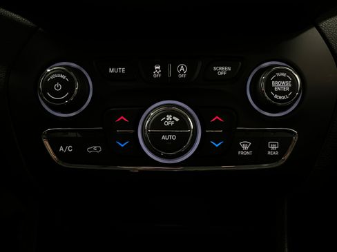 Used 2019 Jeep Cherokee Limited w/ Luxury Group AWD/4WD image 12