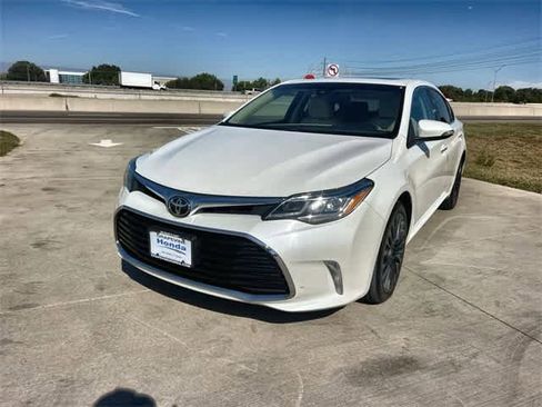 Used 2017 Toyota Avalon Touring image 2