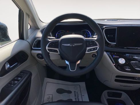 Used 2024 Chrysler Pacifica Select image 20