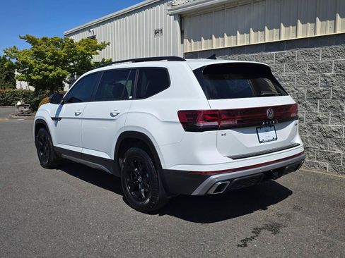 Used 2024 Volkswagen Atlas Peak Edition SE AWD/4WD image 4
