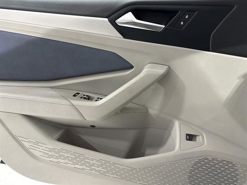 Certified 2025 Volkswagen Jetta SE image 40