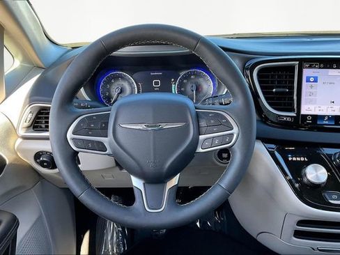 Used 2024 Chrysler Pacifica Touring-L image 8