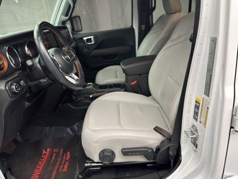 Used 2023 Jeep Gladiator Mojave w/ Cold Weather Group AWD/4WD image 9