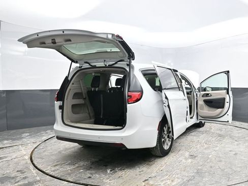 Used 2023 Chrysler Pacifica Touring-L image 42