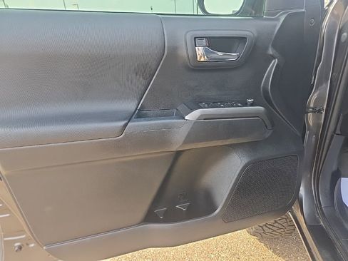 Used 2017 Toyota Tacoma TRD Sport w/ Tow Package (A/T) image 12