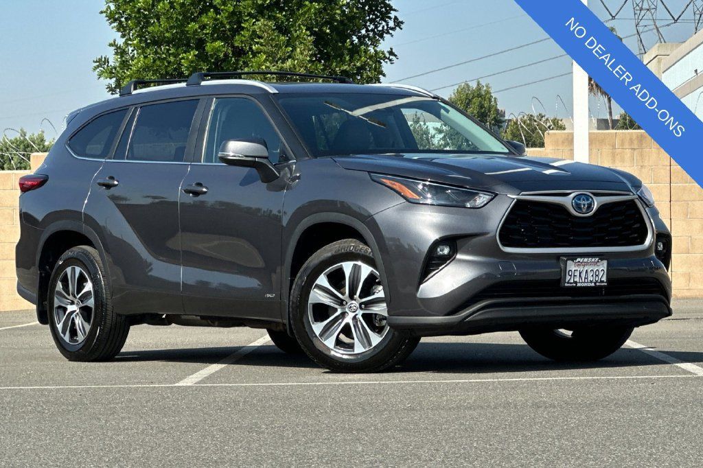 Used 2023 Toyota Highlander XLE AWD/4WD image 2
