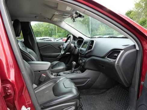 Used 2019 Jeep Cherokee Latitude Plus w/ Cold Weather Group FWD image 8