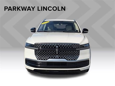 Used 2025 Lincoln Navigator Reserve image 2