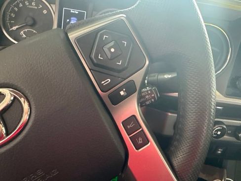 Used 2018 Toyota Tacoma SR5 AWD/4WD image 9