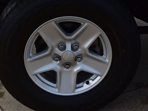 Used 2021 Jeep Gladiator Sport image 9