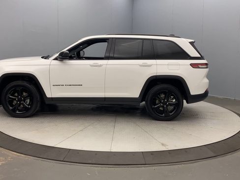 Used 2023 Jeep Grand Cherokee Altitude AWD/4WD image 2