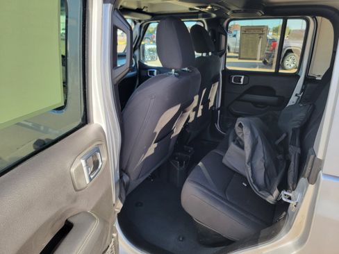 Used 2023 Jeep Gladiator Overland image 11