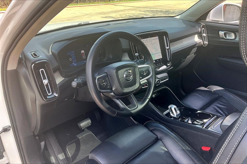 Used 2023 Volvo XC40 B5 Plus AWD/4WD image 17