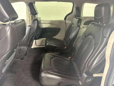 Used 2023 Chrysler Pacifica Touring-L FWD image 21