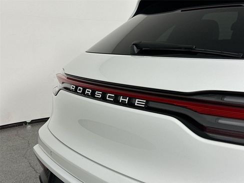 Certified 2025 Porsche Macan AWD/4WD image 17