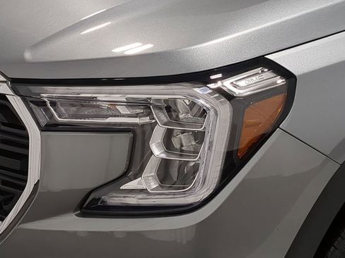 Used 2023 GMC Terrain SLE w/ Driver Convenience Package image 14