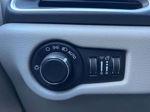 Used 2023 Chrysler Voyager LX image 15