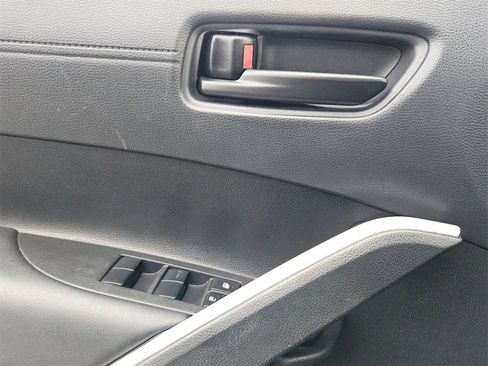 Used 2025 Toyota Corolla Cross LE image 3