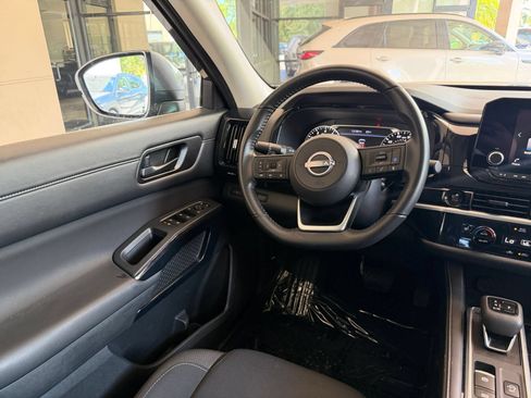 Used 2025 Nissan Pathfinder SV AWD/4WD image 31