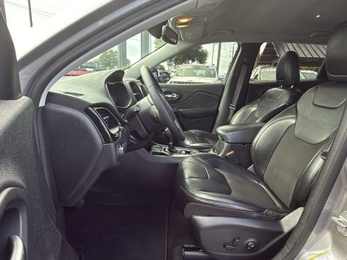 Used 2019 Jeep Cherokee Latitude Plus FWD image 12