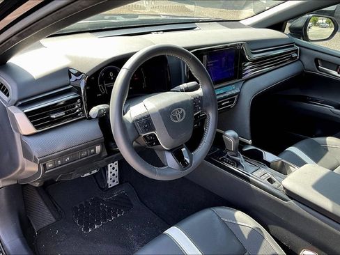 Used 2025 Toyota Camry SE FWD image 4