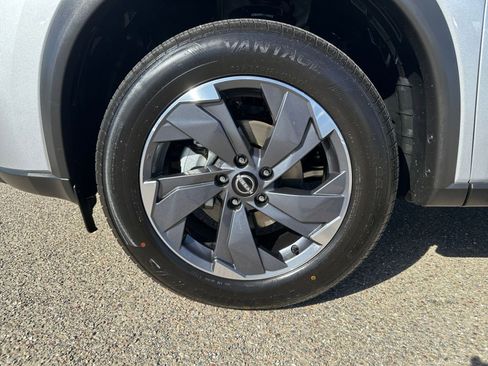 Used 2025 Nissan Rogue SV FWD image 32