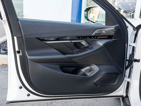 Used 2025 BMW 530i xDrive 530i xDrive w/ Premium Package image 9