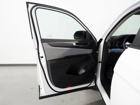 Used 2025 Volkswagen Atlas Peak Edition image 52