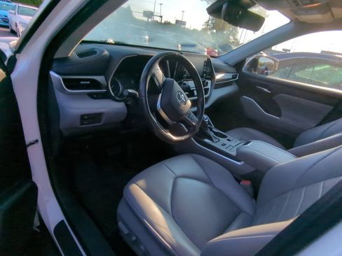 Used 2021 Toyota Highlander XLE AWD/4WD image 7
