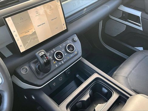 Used 2024 Land Rover Defender 130 S image 32