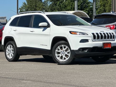 Used 2018 Jeep Cherokee Latitude Plus AWD/4WD image 2